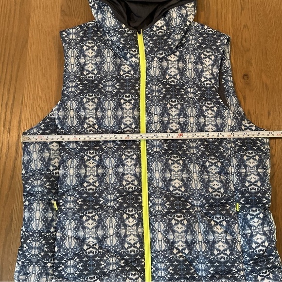 Title Nine Blue Print Hooded Quilted Vest Size Medium EUC - Picture 13 of 13